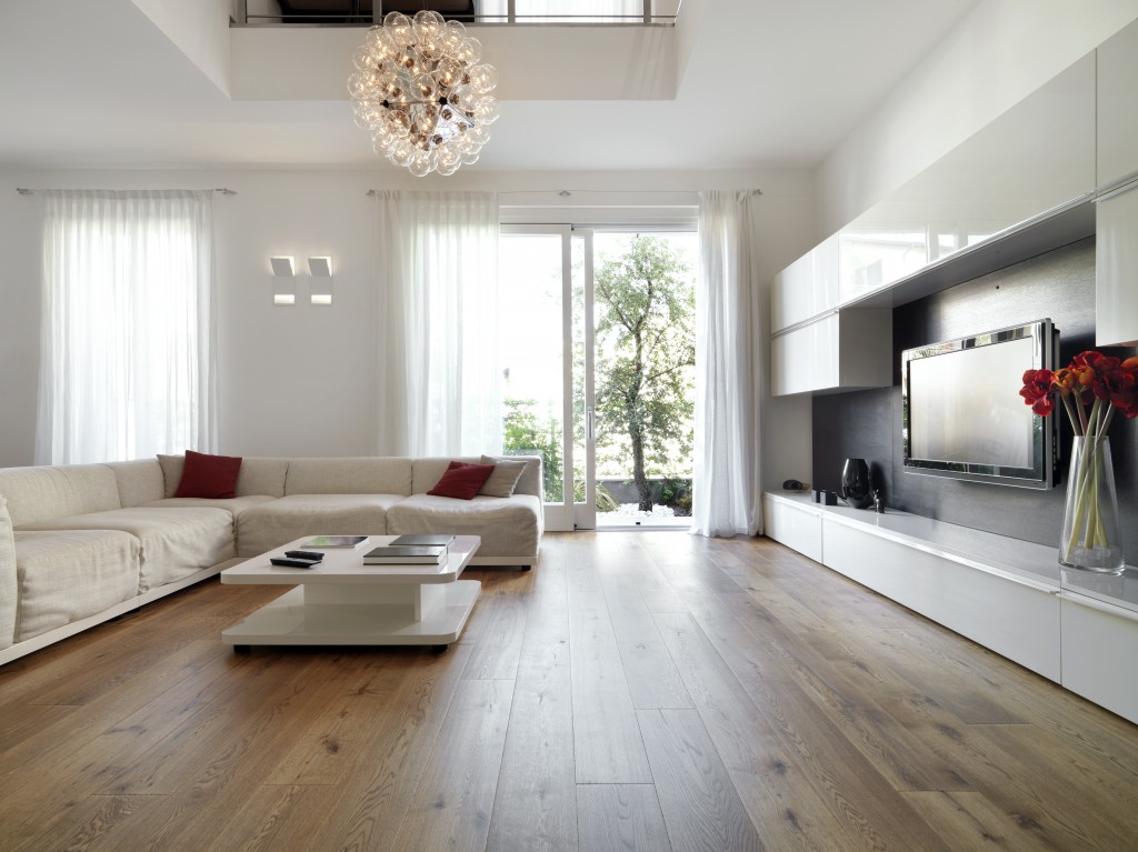 huge livin room with a wood flooring