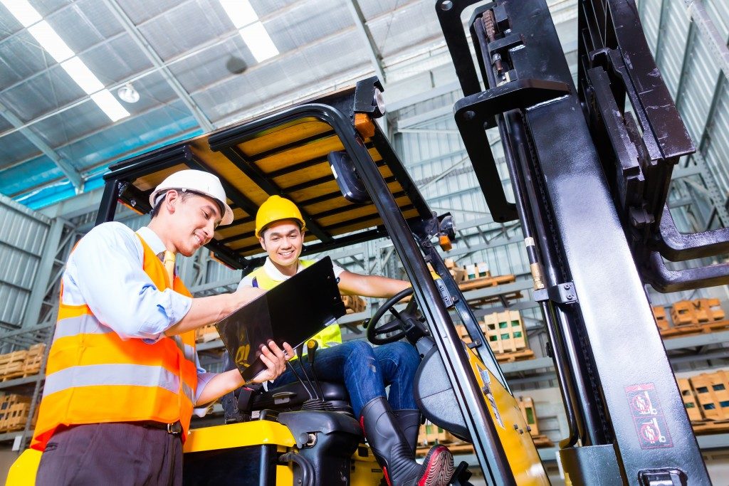 truck driver discussing checklist with foreman