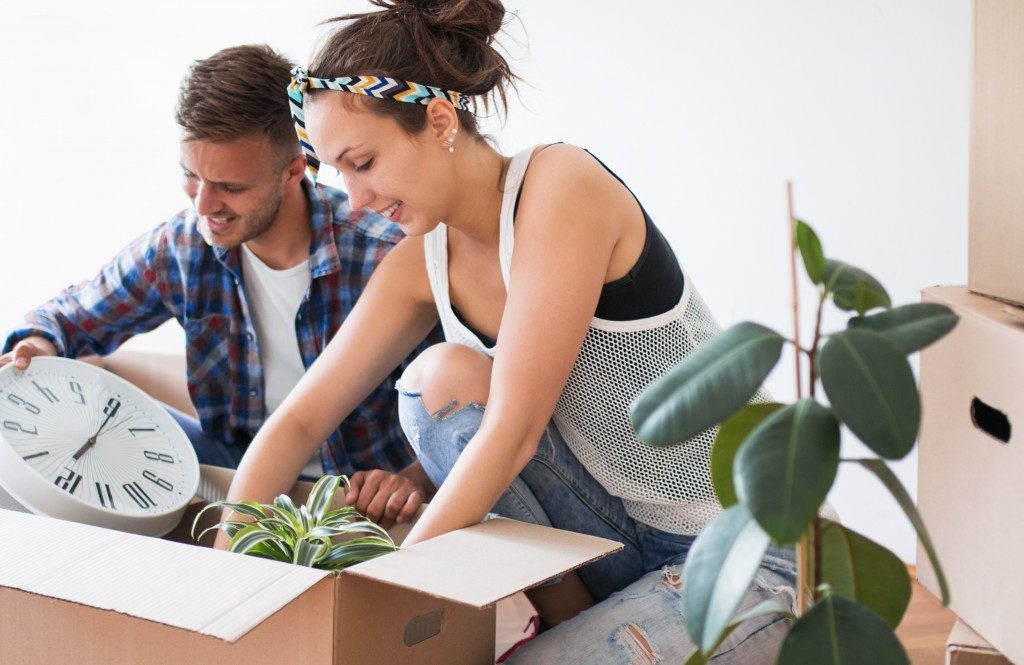 couple putting their stuff in boxes