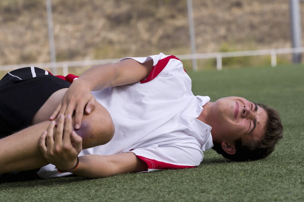 football player suffering from knee pain