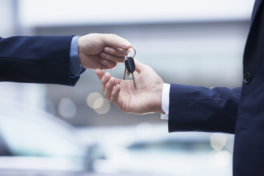 agent handing out keys of car to a client