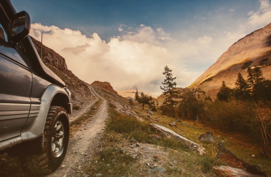 a picture of off road car in mountain road